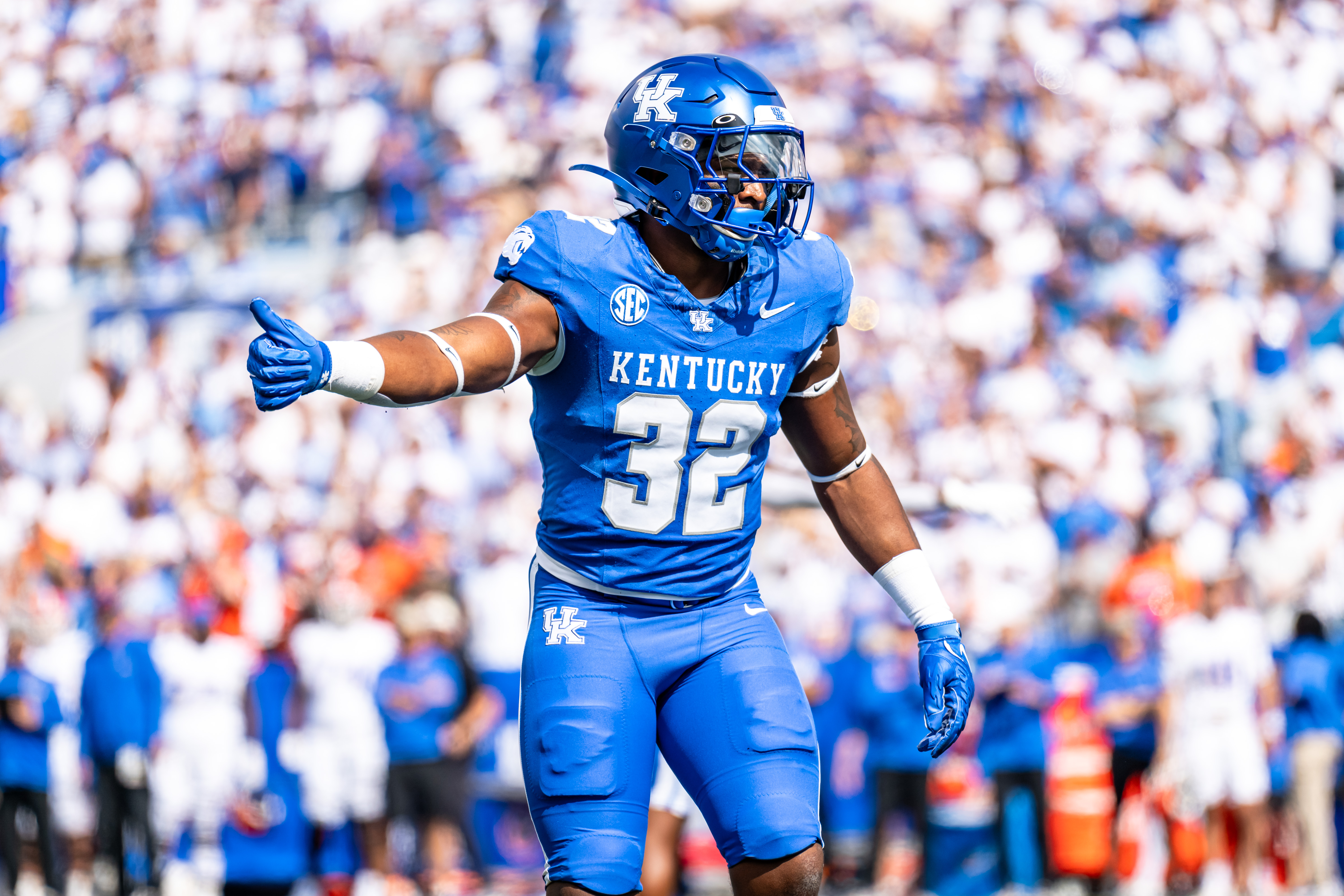 Trevin Wallace gives thumbs up at Kentucky football game